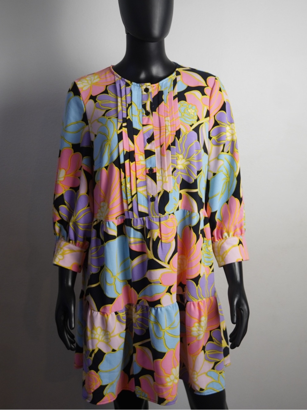Who What Wear Black Floral Tiered Shift Dress with Pastel Print